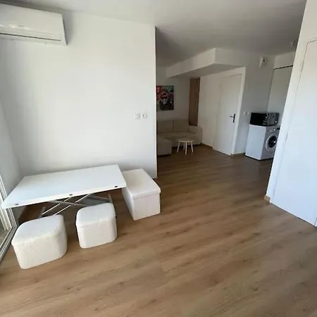 Avec Piscine Apartment